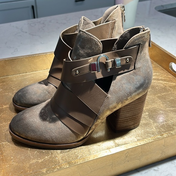 Isola Ankle Boots Metallic Leather Zipper Back NEW - Picture 4 of 5